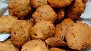 अजवाइन और कसूरी मेथी से बनी कुरकुरी मठरी, एक बार बनाएं और महीनेभर करें स्टोर अजवाइन और कसूरी मेथी से बनी कुरकुरी मठरी, एक बार बनाएं और महीनेभर करें स्टोर