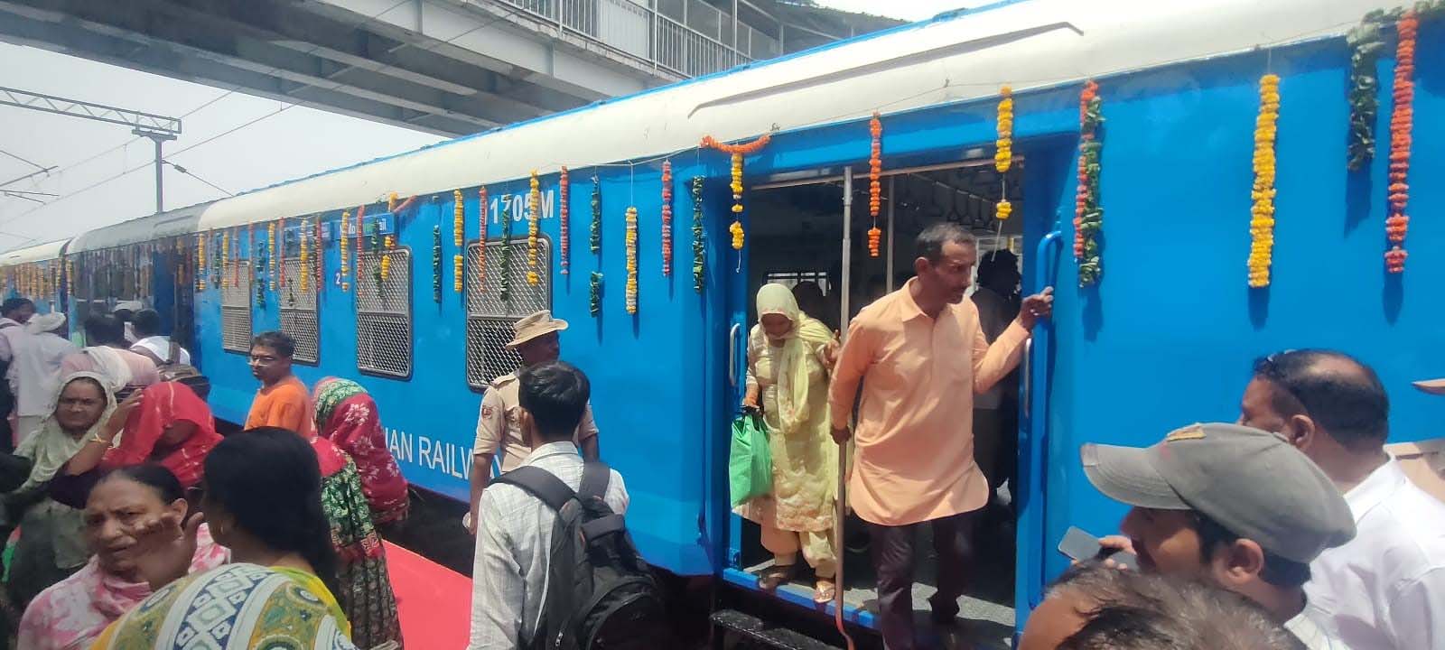हाइड्रोजन ट्रेन का पहला सफर यादगार, छात्राओं ने सराही आधुनिक सुविधाएं हाइड्रोजन ट्रेन का पहला सफर यादगार, छात्राओं ने सराही आधुनिक सुविधाएं