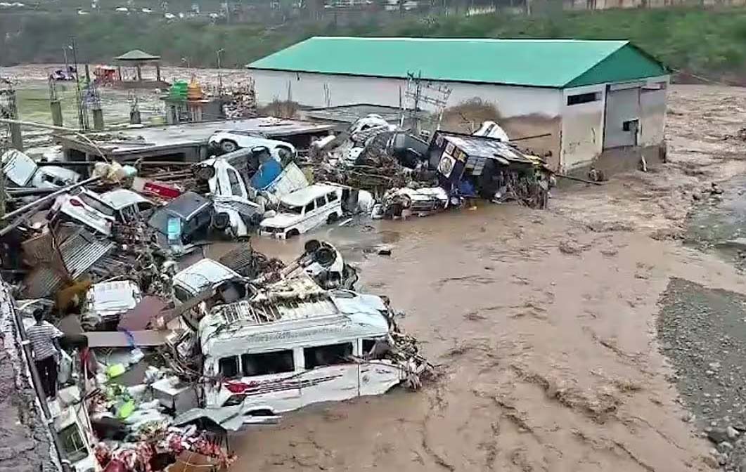 जम्मू-कश्मीर के पुंछ में तबाही, एक परिवार के 6 सदस्यों समेत 10 की मौत जम्मू-कश्मीर के पुंछ में तबाही, एक परिवार के 6 सदस्यों समेत 10 की मौत