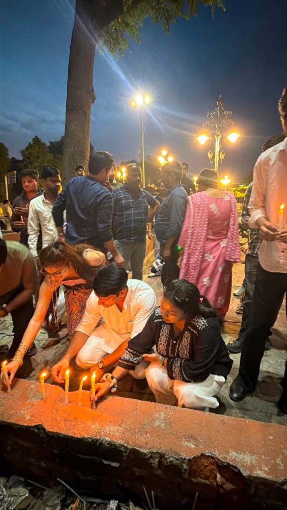 धर्मेंद्र प्रधान इस्तीफे के बाद ग्वालियर में युवा कांग्रेस ने निकाला कैंडल मार्च धर्मेंद्र प्रधान इस्तीफे के बाद ग्वालियर में युवा कांग्रेस ने निकाला कैंडल मार्च