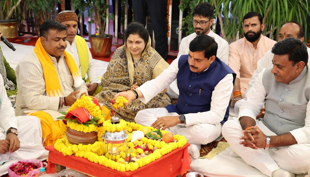 CM डॉ. मोहन यादव ने किया स्मार्ट इंडस्ट्रियल पार्क का भूमि-पूजन, बोले- गरीब, अन्नदाता, युवा और नारी का होगा कल्याण CM डॉ. मोहन यादव ने किया स्मार्ट इंडस्ट्रियल पार्क का भूमि-पूजन, बोले- गरीब, अन्नदाता, युवा और नारी का होगा कल्याण