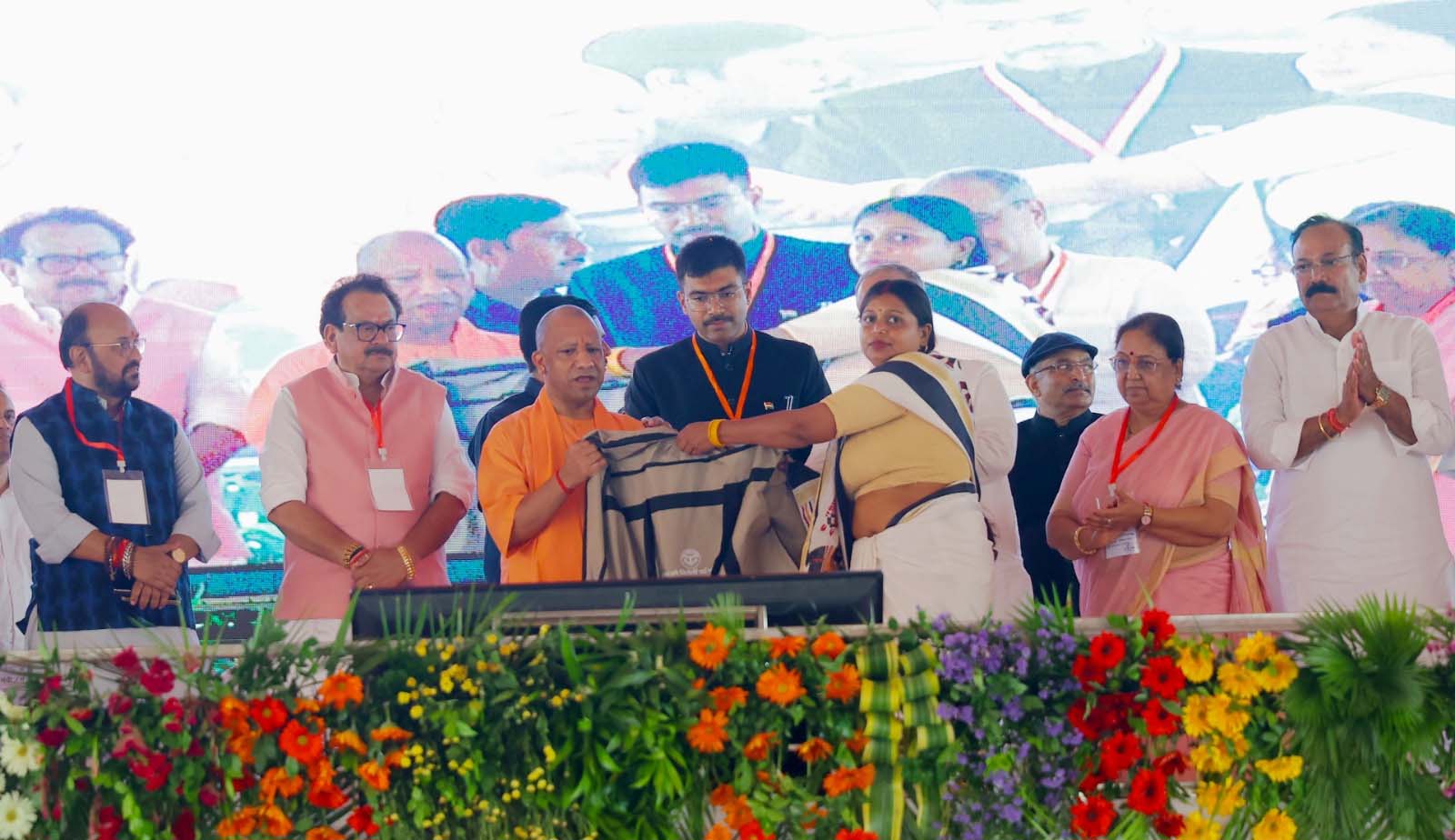 जल जीवन मिशन में लापरवाही पर योगी नाराज, ठेकेदारों पर कार्रवाई के आदेश जल जीवन मिशन में लापरवाही पर योगी नाराज, ठेकेदारों पर कार्रवाई के आदेश