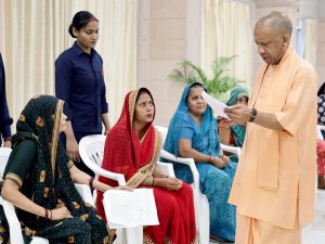 लखनऊ में जनता दर्शन: सीएम ने समयबद्ध और निष्पक्ष समाधान के दिए निर्देश