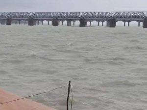 गंगा में डेढ़ मीटर बढ़ा पानी, कौशांबी के घाटों पर बढ़ा बाढ़ का खतरा गंगा में डेढ़ मीटर बढ़ा पानी, कौशांबी के घाटों पर बढ़ा बाढ़ का खतरा