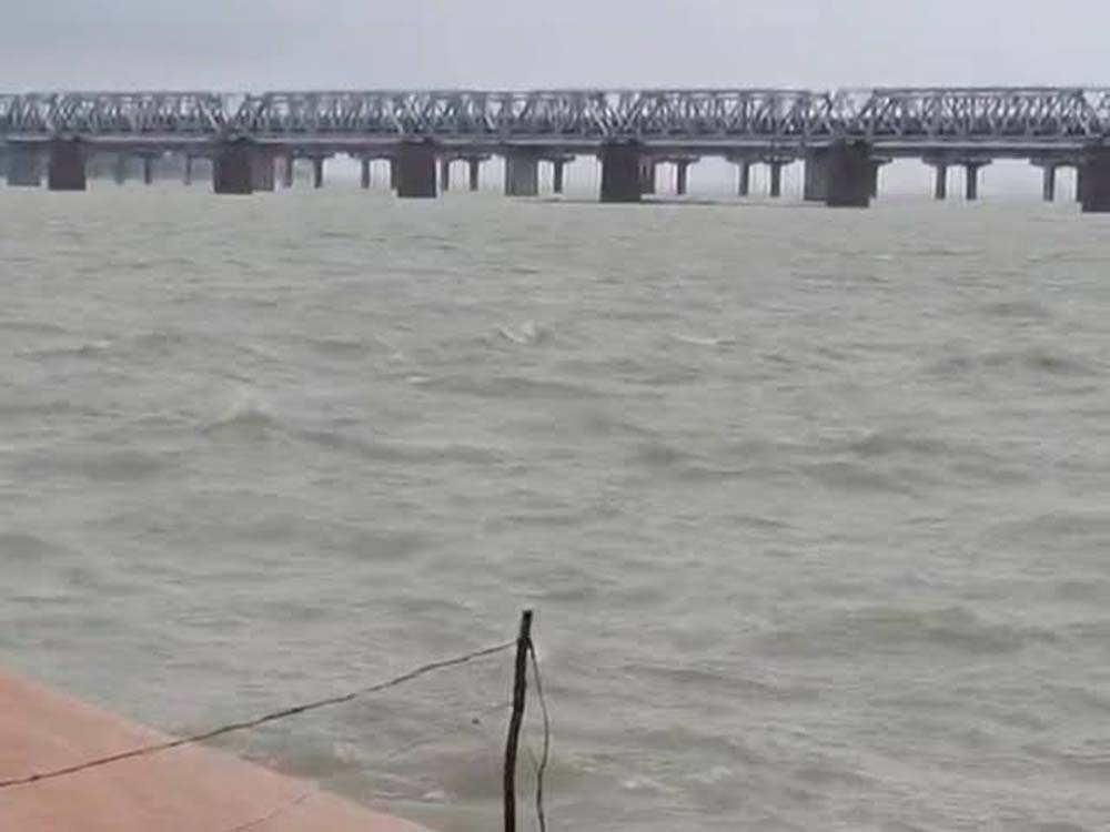 गंगा में डेढ़ मीटर बढ़ा पानी, कौशांबी के घाटों पर बढ़ा बाढ़ का खतरा गंगा में डेढ़ मीटर बढ़ा पानी, कौशांबी के घाटों पर बढ़ा बाढ़ का खतरा