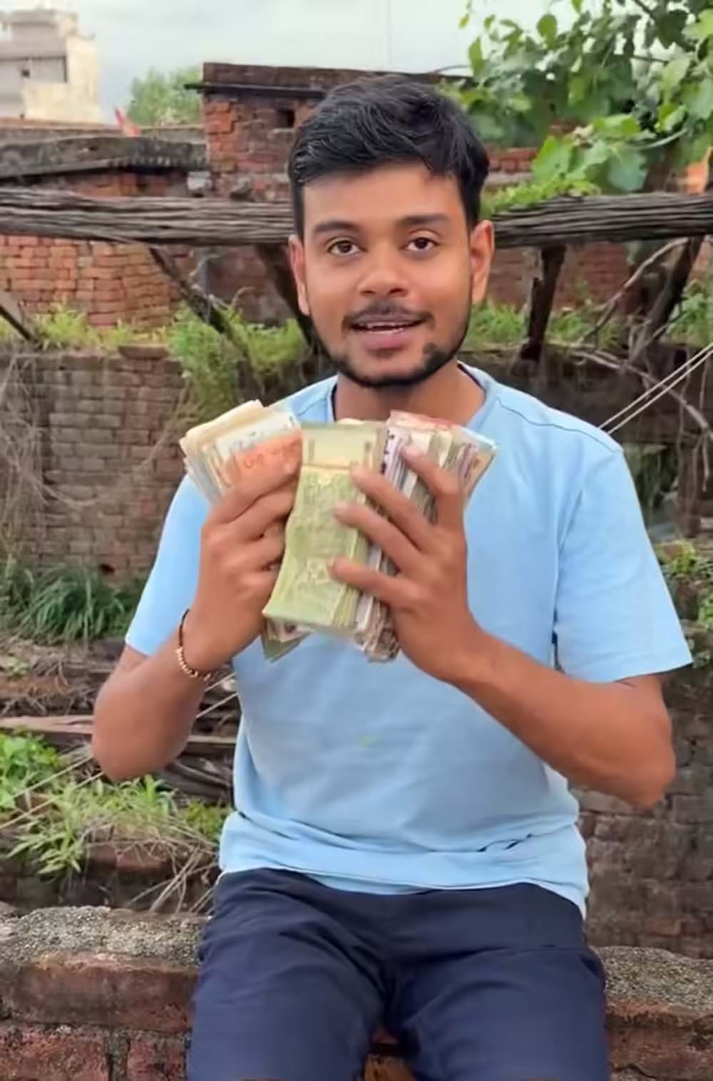 मुंगेर के युवा ने घूम डाले दुनिया के सभी देश, हर सफर की निशानी है विदेशी मुद्रा