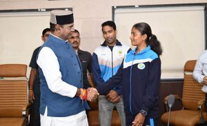 एशियन गेम्स के लिए क्वालीफाई खिलाड़ियों से टीटी नगर स्टेडियम में मिले मंत्री सारंग, बढ़ाया हौसला एशियन गेम्स के लिए क्वालीफाई खिलाड़ियों से टीटी नगर स्टेडियम में मिले मंत्री सारंग, बढ़ाया हौसला