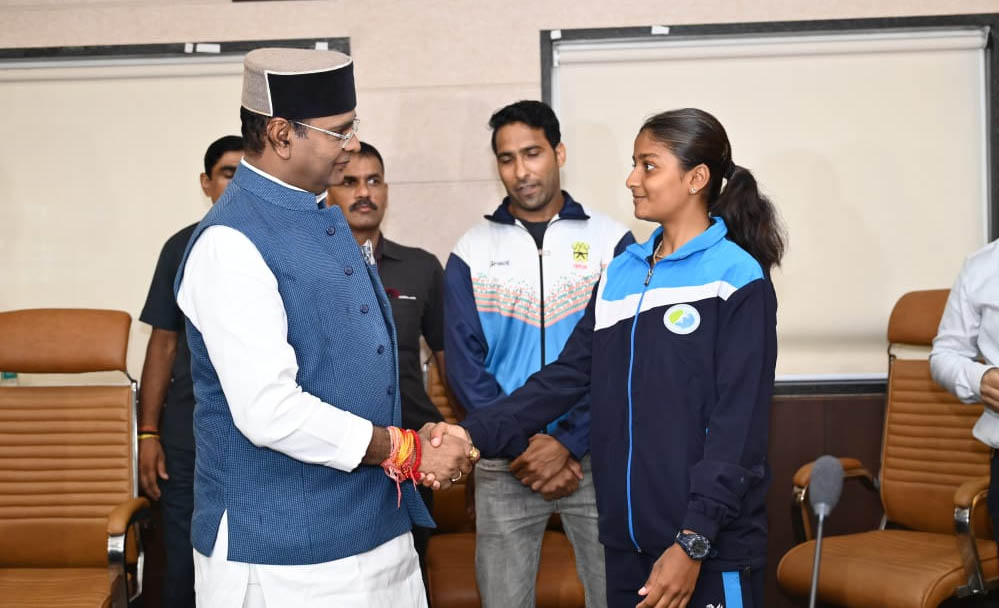 एशियन गेम्स के लिए क्वालीफाई खिलाड़ियों से टीटी नगर स्टेडियम में मिले मंत्री सारंग, बढ़ाया हौसला एशियन गेम्स के लिए क्वालीफाई खिलाड़ियों से टीटी नगर स्टेडियम में मिले मंत्री सारंग, बढ़ाया हौसला
