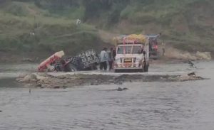 मध्यप्रदेश में भारी बारिश का असर, भोपाल-राजगढ़ मार्ग बंद; इंदौर में सड़क धंसी, बड़वानी स्कूल का प्लास्टर गिरा