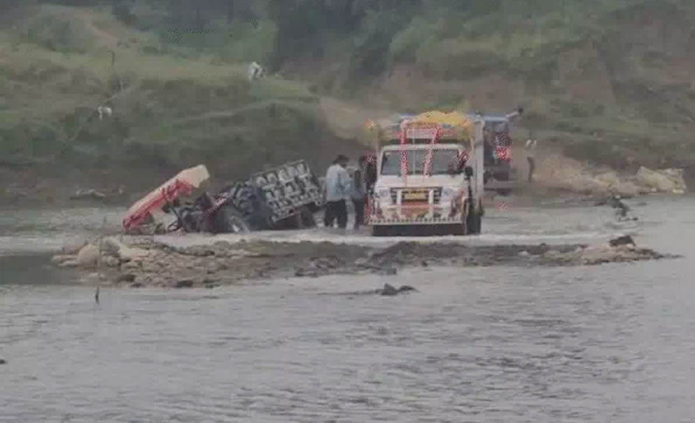 मध्यप्रदेश में भारी बारिश का असर, भोपाल-राजगढ़ मार्ग बंद; इंदौर में सड़क धंसी, बड़वानी स्कूल का प्लास्टर गिरा मध्यप्रदेश में भारी बारिश का असर, भोपाल-राजगढ़ मार्ग बंद; इंदौर में सड़क धंसी, बड़वानी स्कूल का प्लास्टर गिरा