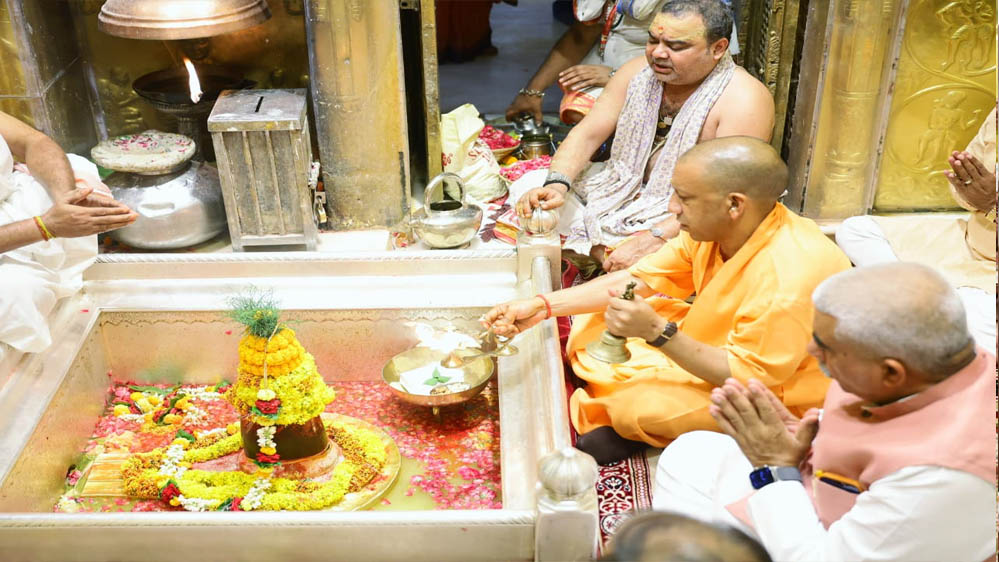सीएम योगी ने चौकाघाट स्थित विद्युत सब स्टेशन का किया स्थलीय निरीक्षण 
