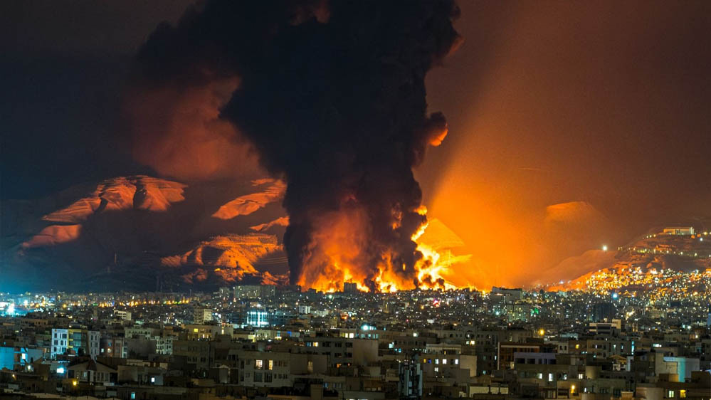US Airstrike on Iran: होर्मुज में फिर भड़की जंग, कमांड सेंटर, रडार और मिसाइल साइट्स समेत 80 ठिकाने तबाह US Airstrike on Iran: होर्मुज में फिर भड़की जंग, कमांड सेंटर, रडार और मिसाइल साइट्स समेत 80 ठिकाने तबाह