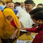 ‘बहू गर्म रोटी न दे तो मेरे पास आ जाना’, SDM की मजेदार बात का वीडियो हुआ वायरल