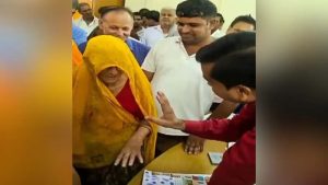 ‘बहू गर्म रोटी न दे तो मेरे पास आ जाना’, SDM की मजेदार बात का वीडियो हुआ वायरल