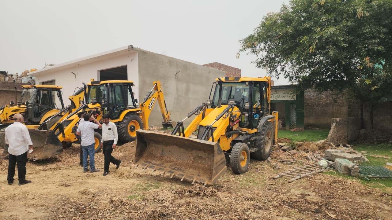 मुकर्रबपुर और मढ़न में प्रशासन की बड़ी अतिक्रमण हटाओ कार्रवाई मुकर्रबपुर और मढ़न में प्रशासन की बड़ी अतिक्रमण हटाओ कार्रवाई