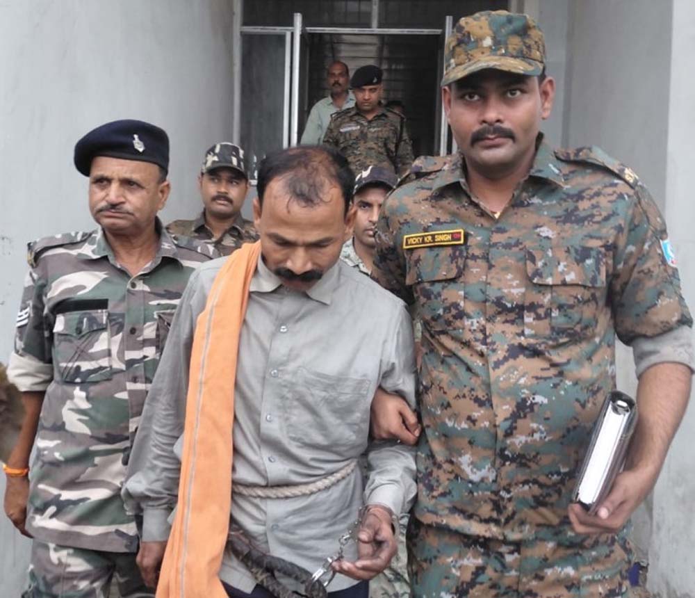 गिरिडीह पुलिस के हत्थे चढ़ा कुख्यात माओवादी अजय महतो, हथियार बरामद गिरिडीह पुलिस के हत्थे चढ़ा कुख्यात माओवादी अजय महतो, हथियार बरामद