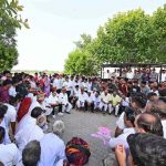 तिलानेश गांव पहुंचे मुख्यमंत्री, विकास योजनाओं और समस्याओं पर ग्रामीणों से की चर्चा तिलानेश गांव पहुंचे मुख्यमंत्री, विकास योजनाओं और समस्याओं पर ग्रामीणों से की चर्चा