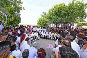 तिलानेश गांव पहुंचे मुख्यमंत्री, विकास योजनाओं और समस्याओं पर ग्रामीणों से की चर्चा तिलानेश गांव पहुंचे मुख्यमंत्री, विकास योजनाओं और समस्याओं पर ग्रामीणों से की चर्चा