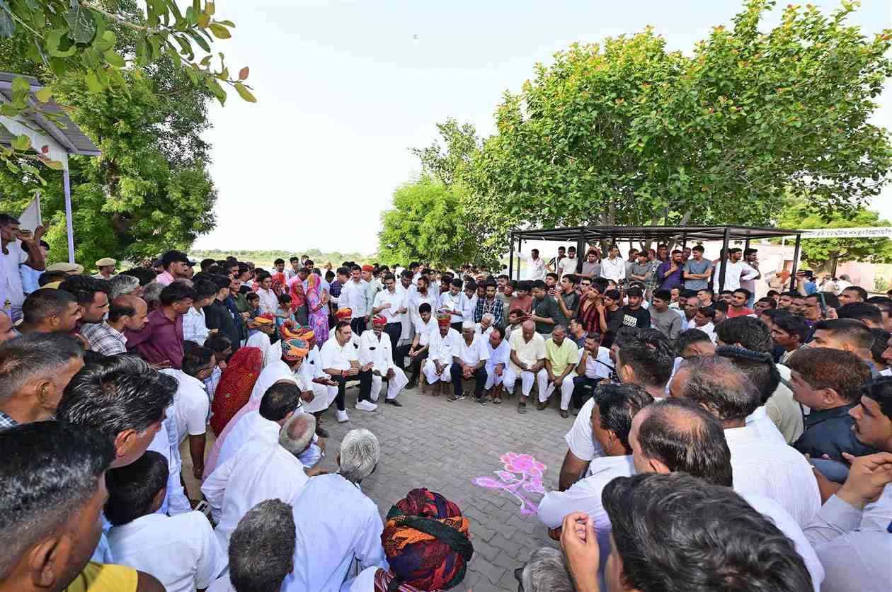 तिलानेश गांव पहुंचे मुख्यमंत्री, विकास योजनाओं और समस्याओं पर ग्रामीणों से की चर्चा तिलानेश गांव पहुंचे मुख्यमंत्री, विकास योजनाओं और समस्याओं पर ग्रामीणों से की चर्चा