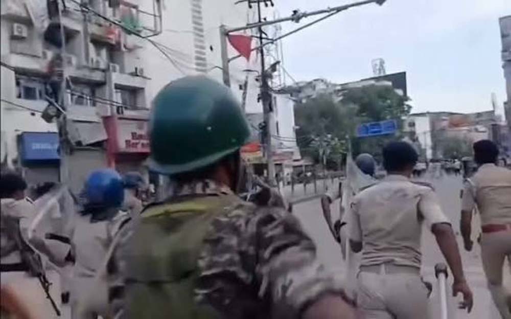छात्र आंदोलन में पुलिस सख्त, SP संकेत कुमार का वीडियो चर्चा में छात्र आंदोलन में पुलिस सख्त, SP संकेत कुमार का वीडियो चर्चा में