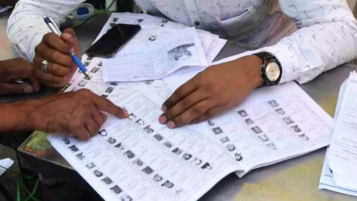 बीएलओ की लापरवाही से SIR फॉर्म में बढ़ीं गलतियां, 150 को नोटिस बीएलओ की लापरवाही से SIR फॉर्म में बढ़ीं गलतियां, 150 को नोटिस