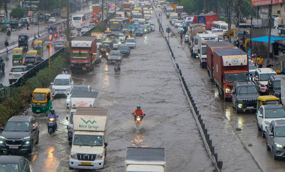बारिश ने दिल्ली-NCR की रफ्तार रोकी, नोएडा-गुरुग्राम में जलभराव से सड़कों पर लगा जाम