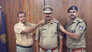 रीडर एएसआई दिनेश पांडे बने सब इंस्पेक्टर, एसपी ने कंधों पर लगाए नए सितारे