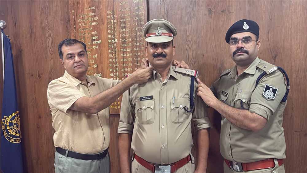रीडर एएसआई दिनेश पांडे बने सब इंस्पेक्टर, एसपी ने कंधों पर लगाए नए सितारे