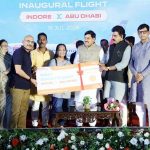 मुख्यमंत्री ने इंदौर से आबू धाबी जाने वाले यात्रियों को दिए बोर्डिंग पास मुख्यमंत्री ने इंदौर से आबू धाबी जाने वाले यात्रियों को दिए बोर्डिंग पास