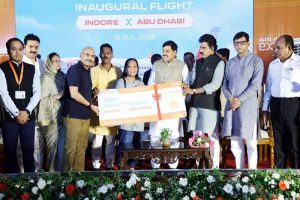 मुख्यमंत्री ने इंदौर से आबू धाबी जाने वाले यात्रियों को दिए बोर्डिंग पास मुख्यमंत्री ने इंदौर से आबू धाबी जाने वाले यात्रियों को दिए बोर्डिंग पास