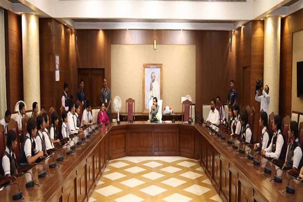 मुख्यमंत्री डॉ. यादव से विधानसभा में मिले आगर-मालवा और जबलपुर के मेधावी विद्यार्थी मुख्यमंत्री डॉ. यादव से विधानसभा में मिले आगर-मालवा और जबलपुर के मेधावी विद्यार्थी