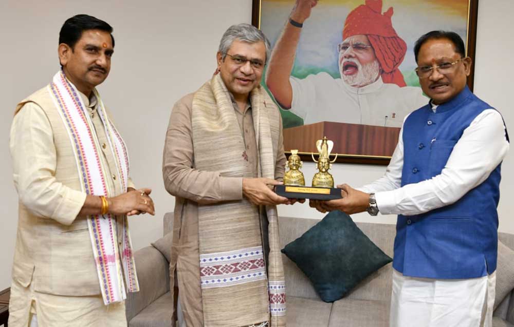मुख्यमंत्री  विष्णुदेव साय ने छत्तीसगढ़ में  प्रमुख रेल परियोजनाओं को गति देने रेल मंत्री  अश्विनी वैष्णव से की विस्तृत चर्चा