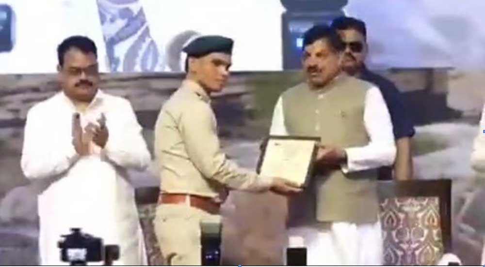 मुख्यमंत्री डॉ. यादव ने अंतर्राष्ट्रीय बाघ दिवस पर एसटीएफ जबलपुर के वनरक्षक  तौहेल को किया सम्मानित
