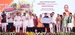 मंच से 10 लाभार्थियों का सम्मान: महिलाओं को आवास-रोजगार, किसानों को ड्रोन और मेधावियों को मिला लैपटॉप मंच से 10 लाभार्थियों का सम्मान: महिलाओं को आवास-रोजगार, किसानों को ड्रोन और मेधावियों को मिला लैपटॉप