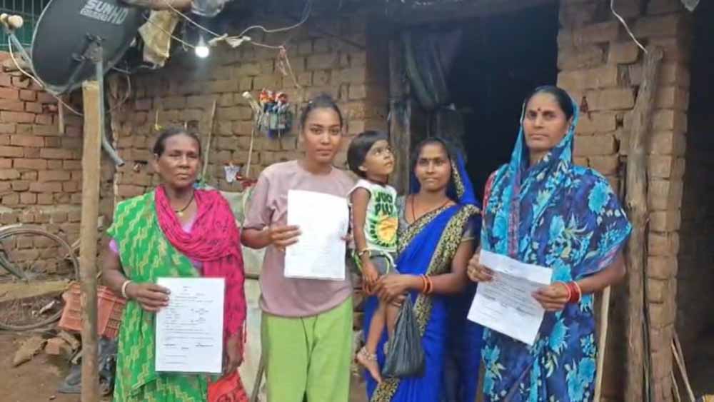 पट्टा दिलाने का झांसा देकर आदिवासियों से लाखों की ठगी, AI तकनीक से जालसाजी का संदेह पट्टा दिलाने का झांसा देकर आदिवासियों से लाखों की ठगी, AI तकनीक से जालसाजी का संदेह