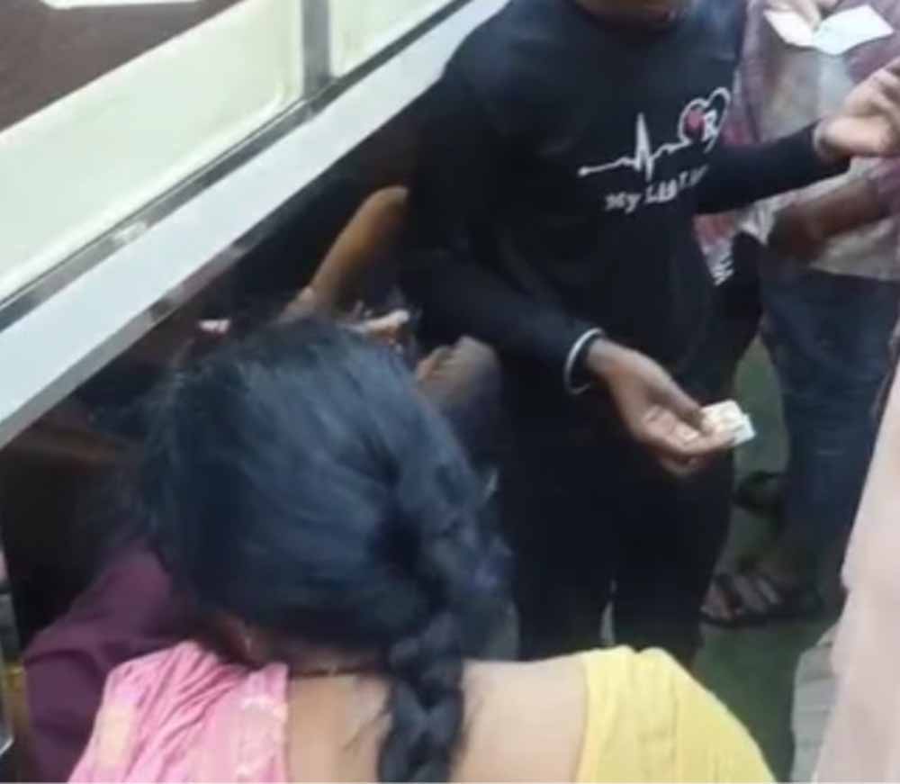 चलती बस बनी डिलीवरी रूम, सफर के बीच महिला ने दिया बच्चे को जन्म