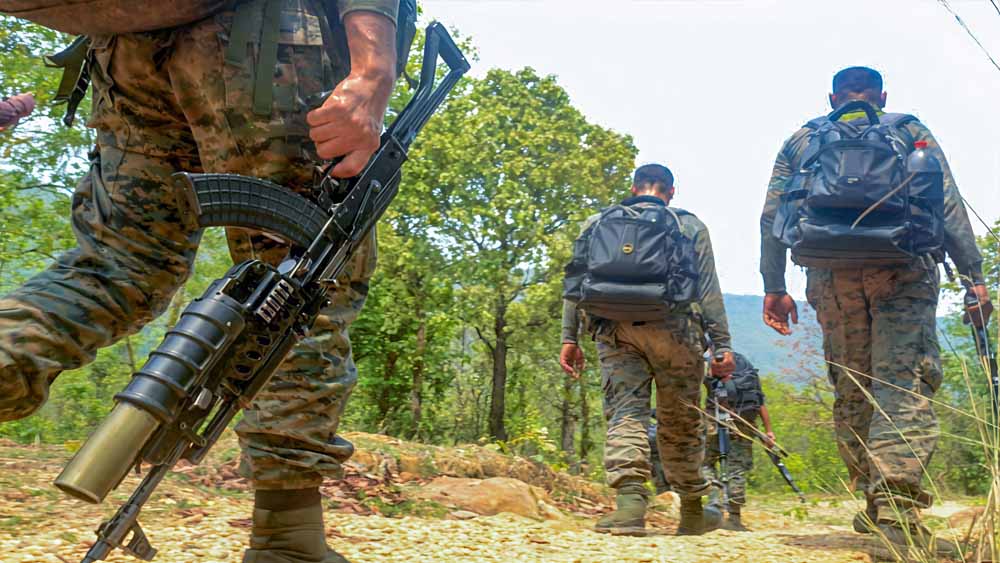 Bastar Encounter Update: जंगल में नक्सली कैंप तबाह, भारी मात्रा में हथियार और विस्फोटक जब्त