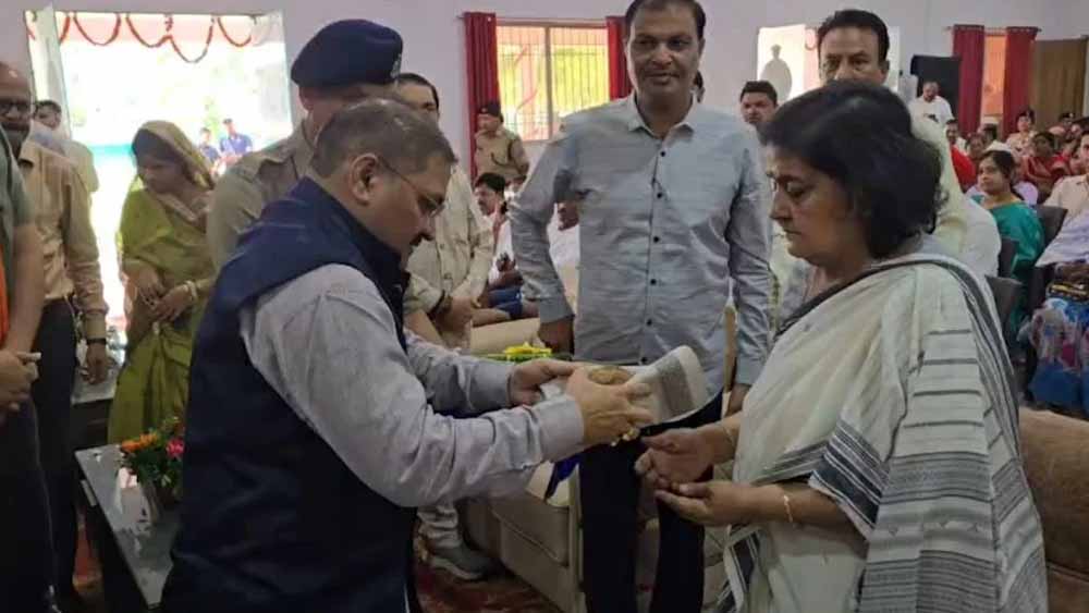 मदनवाड़ा नक्सल हमले के शहीदों को नमन, राजनांदगांव में SP विनोद कुमार चौबे सहित 29 जवानों को दी गई श्रद्धांजलि मदनवाड़ा नक्सल हमले के शहीदों को नमन, राजनांदगांव में SP विनोद कुमार चौबे सहित 29 जवानों को दी गई श्रद्धांजलि