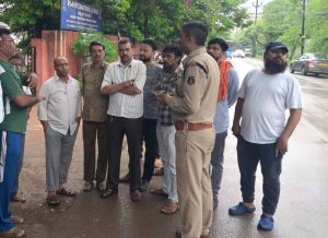 स्कूल बसों पर सख्ती, रायपुर में 200 बसों और उनके ड्राइवरों की पुलिस जांच शुरू स्कूल बसों पर सख्ती, रायपुर में 200 बसों और उनके ड्राइवरों की पुलिस जांच शुरू