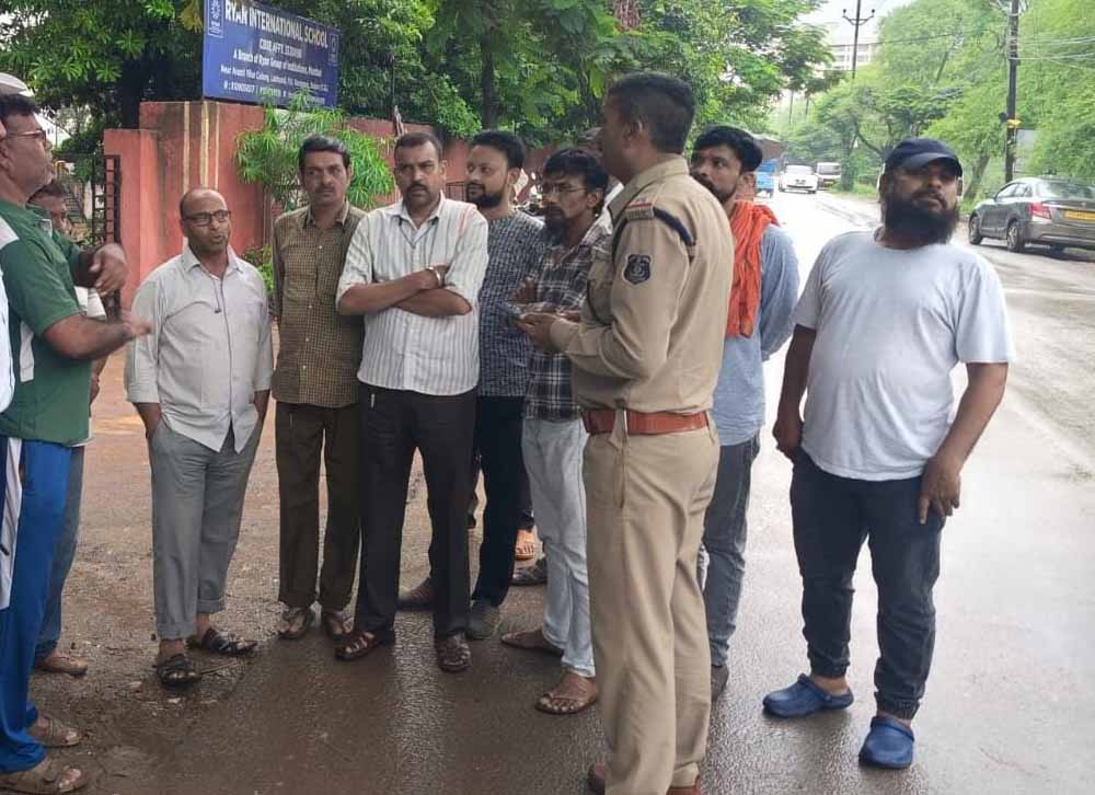 स्कूल बसों पर सख्ती, रायपुर में 200 बसों और उनके ड्राइवरों की पुलिस जांच शुरू स्कूल बसों पर सख्ती, रायपुर में 200 बसों और उनके ड्राइवरों की पुलिस जांच शुरू