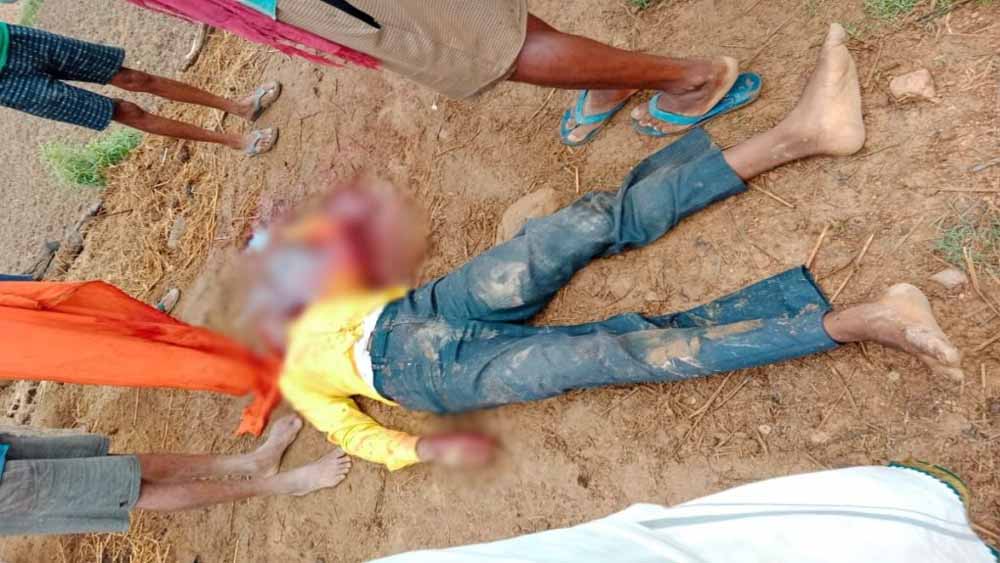 छत्तीसगढ़ में हेडमास्टर मर्डर केस के बाद बवाल, आरोपियों के घर फूंके, भारी पुलिस बल तैनात छत्तीसगढ़ में हेडमास्टर मर्डर केस के बाद बवाल, आरोपियों के घर फूंके, भारी पुलिस बल तैनात