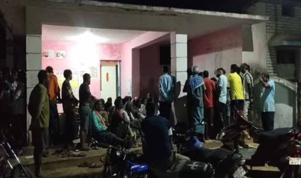 CG के कांकेर में शव दफनाने पर बवाल, धर्मांतरण के मुद्दे से गांव में तनावपूर्ण माहौल CG के कांकेर में शव दफनाने पर बवाल, धर्मांतरण के मुद्दे से गांव में तनावपूर्ण माहौल