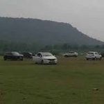 पर्यटन स्थल बना स्टंट का मैदान, सूरजपुर में युवकों ने कार से किया जोखिम भरा करतब