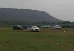 पर्यटन स्थल बना स्टंट का मैदान, सूरजपुर में युवकों ने कार से किया जोखिम भरा करतब