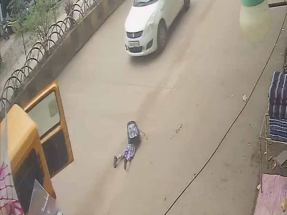 छत्तीसगढ़ में स्कूल वैन से गिरा बच्चा, चलते वाहन का गेट खुलने से मचा हड़कंप छत्तीसगढ़ में स्कूल वैन से गिरा बच्चा, चलते वाहन का गेट खुलने से मचा हड़कंप