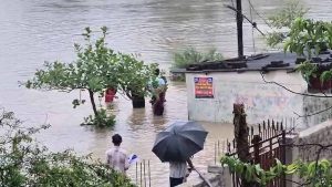 बिलासपुर में बारिश का कहर, जलभराव में घिरे मकान; राहत का इंतजार कर रहे परिवार बिलासपुर में बारिश का कहर, जलभराव में घिरे मकान; राहत का इंतजार कर रहे परिवार