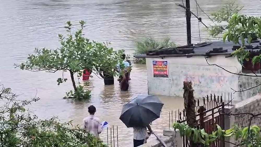 बिलासपुर में बारिश का कहर, जलभराव में घिरे मकान; राहत का इंतजार कर रहे परिवार बिलासपुर में बारिश का कहर, जलभराव में घिरे मकान; राहत का इंतजार कर रहे परिवार