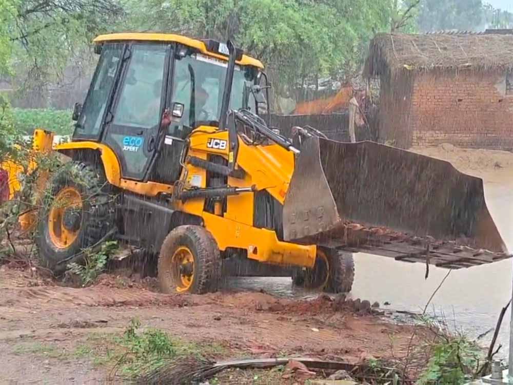 मूसलाधार बारिश से छत्तीसगढ़ बेहाल, जलभराव और बाढ़ जैसे हालात, कई गांवों का संपर्क कटा मूसलाधार बारिश से छत्तीसगढ़ बेहाल, जलभराव और बाढ़ जैसे हालात, कई गांवों का संपर्क कटा