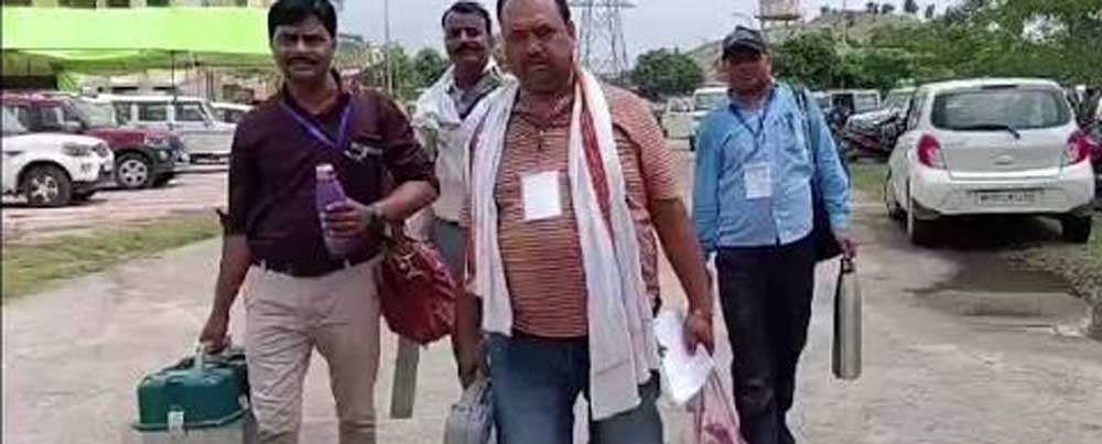 मतदान दल गंतव्य तक पहुँचे मतदान दल गंतव्य तक पहुँचे