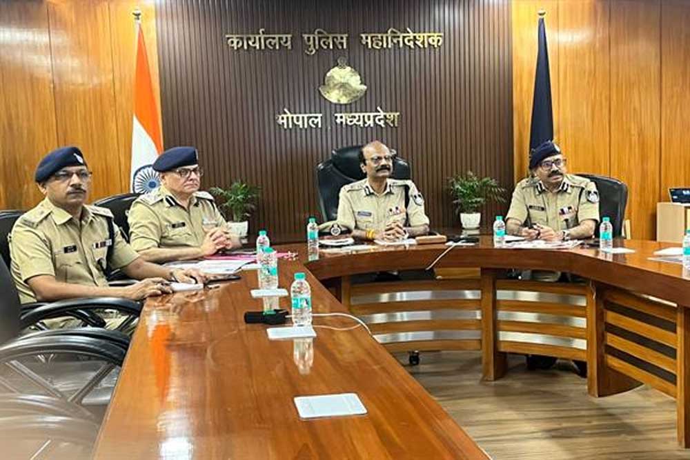 सभी जोन, रेंज एवं जिलों के वरिष्ठ पुलिस अधिकारियों को वीडियो कॉन्फ्रेंसिंग के माध्यम से दिए विस्तृत दिशा-निर्देश सभी जोन, रेंज एवं जिलों के वरिष्ठ पुलिस अधिकारियों को वीडियो कॉन्फ्रेंसिंग के माध्यम से दिए विस्तृत दिशा-निर्देश